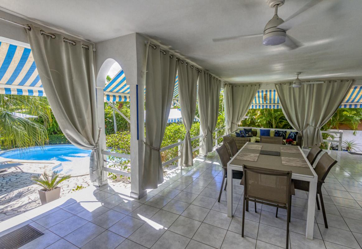 8.Location villa piscine Sainte Anne Gudaeloupe_Terrasse